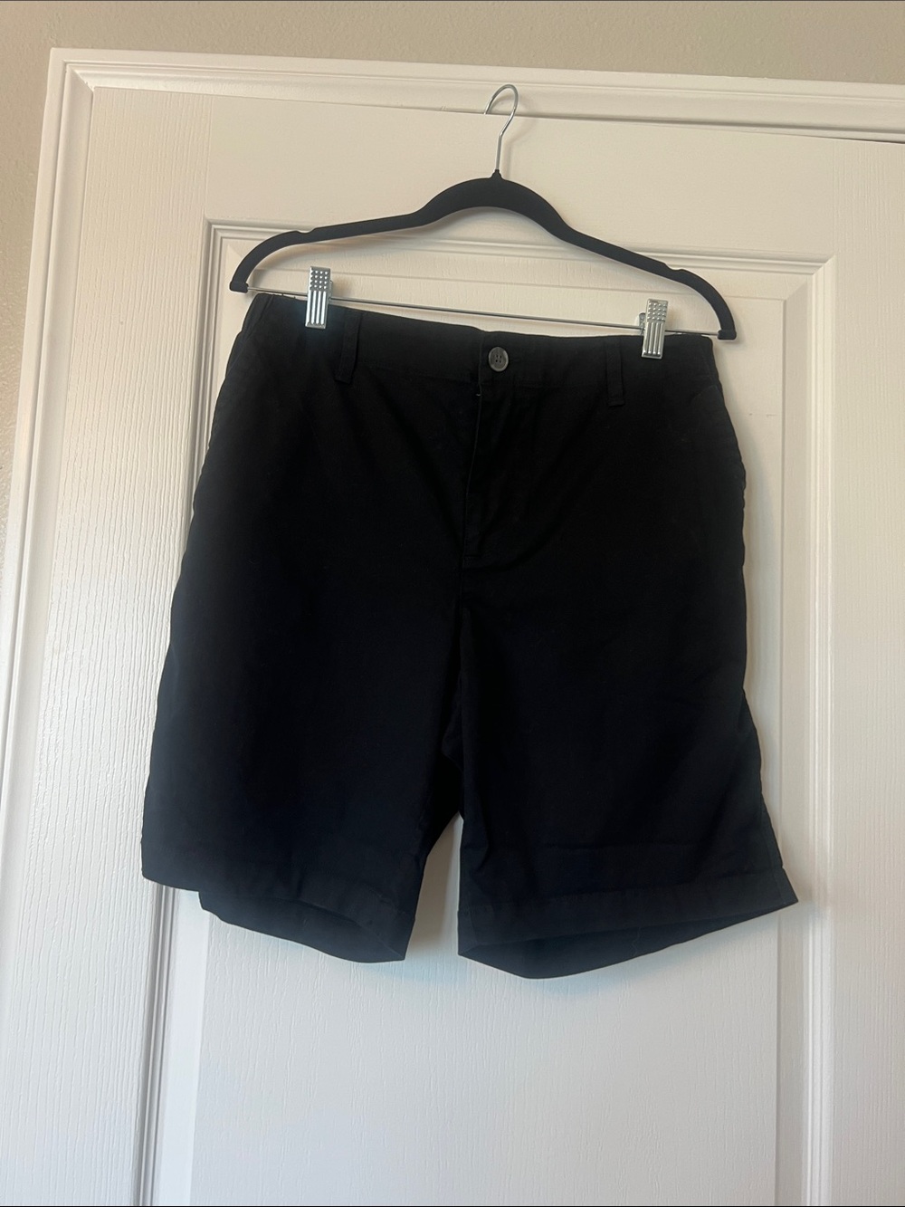 Old Navy Women's Black Flat Front Shorts 7 inch length